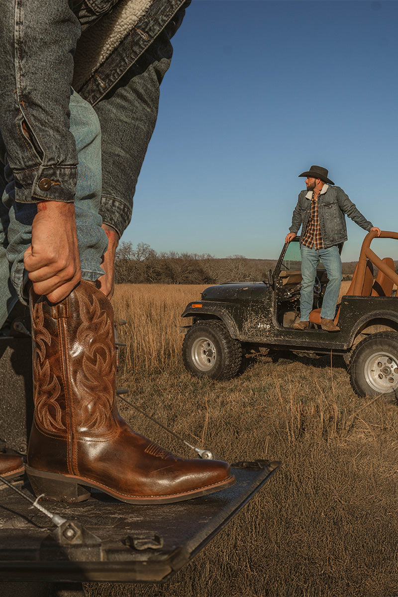 <p>LOOKING FORWARD</p>