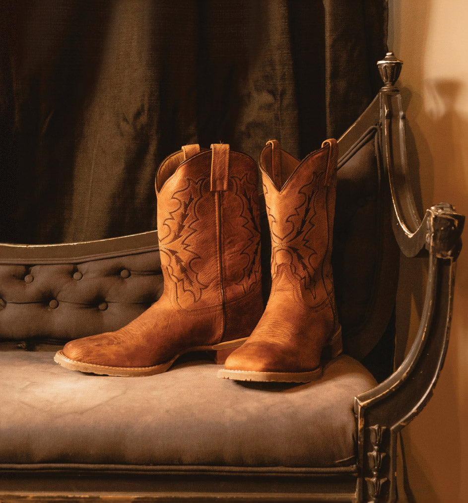 <h1><strong>Timeless, quality design– in and out of the saddle.</strong></h1>